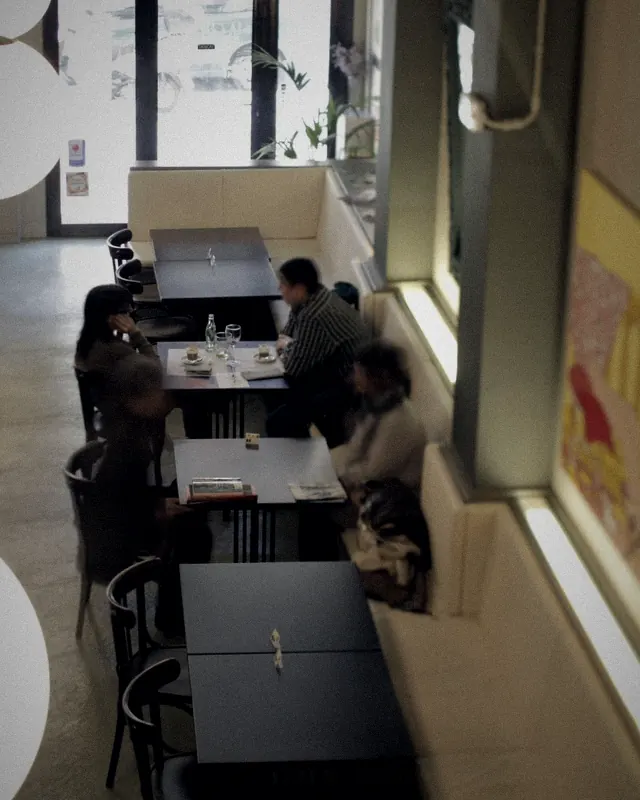 High camera view of a restaurant floor with tables marked seated, in mains, finished and free
